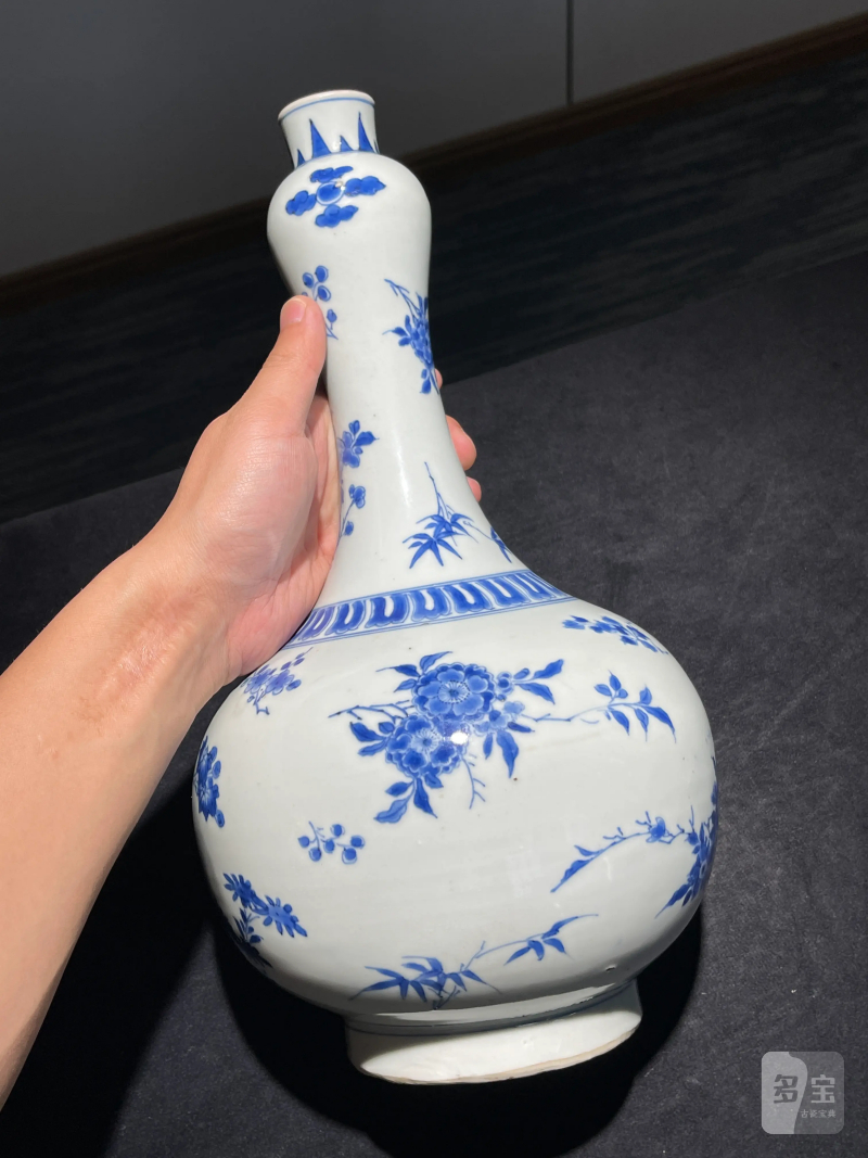 明崇祯 青花折枝花卉纹蒜头瓶 - 图4